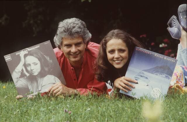 Peter Horton, 80. Geburtstag am 19. September Peter Horton und Stanislava Kantcheff 07 85 stroe Mann Sänger Gesang Musik Chansons Chanson Chansonnier Frau Duo dunkelhaarig leger liegend draussen Garten Rasen Wiese Gras ganz quer lächelnd posierend Plattenhüllen haltend Plattenhülle Hülle Platten Platte LP Langspielplatte Plattencover Cover sie hält eine von ihm Guitarero Peter Horton und er hält eine von ihr mit Musik von Beethoven und Schumann zeigend präsentierend hochhaltend Stanislava Slava Kantcheff Kantscheff Kantchef Kantschef Kantschev Kantchev Homestory privat exklusiv