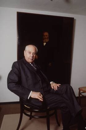 Designklassiker von Michael Thonet Georg Thonet (Unternehmer) 08 84 mot Mann Unternehmen Thonet Stuhl-Hersteller Stuhlhersteller Herstellung Stühleklassiker Stühle-Klassiker Stuhl Cafehausstuhl Firma im 19. Jahrhundert (1819) gegründet von Tischlermeister Michael Thonet (1796 - 1871) in Boppard am Rhein 1849 Verlegung verlegt nach Wien Gründung der Gebrüder Thonet OHG im selben Jahr Erfindung der Bugholztechnik Bugholz-Technik Revolution in der Möbelherstellung Buchenholz Buche Holz wird unter Dampfeinsatz gebogen Dampf Wasserdampf Biegetechnik biegen gebogenes Holz ermöglichte neue Formen Form gebogene Rückenlehnen Rückenlehne Lehne Lehnen von Wien aus Werksgründung in Frankenberg Eder (Nordhessen) nach dem Krieg getrennte Wege der Werke in Deutschland und Österreich Georg Thonet = Ururenkel von Firmengründer Michael Thonet Ur-Ur-Enkel deutsche Gebrüder Thonet GmbH wird heute geleitet von seinen drei Söhnen P