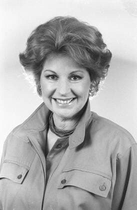 Johanna von Koczian (Schauspielerin) 05 84 vZ Frau Schauspielerin Schauspiel Moderatorin Moderation Theater TV Fernsehen Film dunkelhaarig rothaarig kurzhaarig leger Bluse Schmuck Kette Portrait hoch lächelnd Freisteller freistellbar Studio Blick in Kamera lächelnd freundlich nett