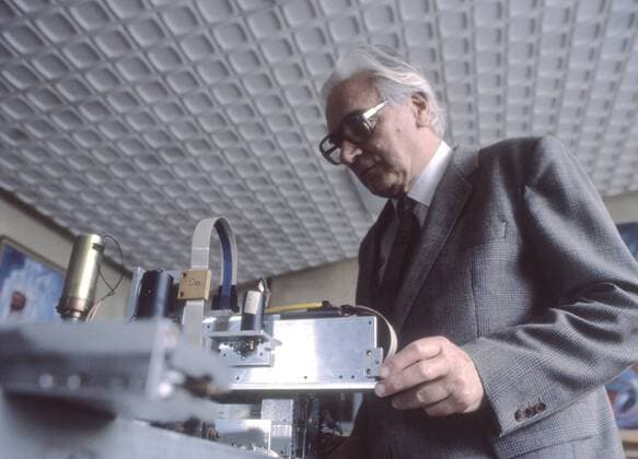 Konrad Zuse (Erfinder, Wissenschaftler) 10 84 chow Erfinder des Computers Wissenschaftler Wissenschaften Wissenschaft Informatiker Informatik Informatikwissenschaftler Informatikwissenschaft Personal Computer PC Computerwissenschaftler Computerwissenschaften Computertechnologie Technologie Computertechnologien Informationstechnologie grauhaarig weißhaarig Brille Jackett Krawatte Hemd Sakko Gerät Technik Versuch quer Querformat halb gestorben am 18.12.1995 in Hünfeld bei Fulda