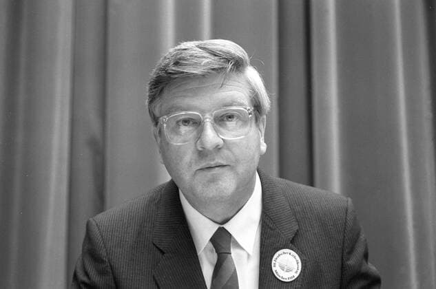 Prof. Hans Maier (Politiker) 07 84 haef Prof. Hans Maier im Juli 1984 Mann Deutschland deutsch Deutscher Politik CSU Politikwissenschaft Politikwissenschaftler Wissenschaftler Bayern bayrischer german historian scientist quer Portrait neutral halb sw