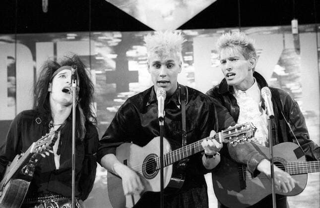 Die Ärzte (Band) 11 85 scha Bela B., Farin Urlaub und Sahnie (v.li.) bei einem Auftritt der Band Die Ärzte im November 1985 in Extratour Bela B. - Dirk Felsenheimer Farin Urlaub - Jan Ulrich Max Vetter Sahnie - Hans Runge Mann deutsch Deutscher Deutschland Schlagzeuger Liedschreiber Lied Lieder Sänger Band Schauspieler Schauspiel Synchronsprecher Musik Gesang Die Ärzte Punk-Rock Gruppe Rockband Rockmusik Punkband Spaßpunk Funpunk langhaarig schwarzhaarig Schmuck Ring Stirnband german musician songwriter quer halb stehend singend spielend sw