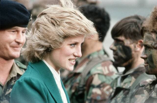 Princess Lady Diana of Wales in Berlin 10 85 ru Prinzessin Lady Diana von Wales in der Spandauer Wavell-Kaserne in Berlin im Oktober 1985 Großbritannien britisch britisches Adel adelig Gesellschaft Königshaus England Di Adelige Menschen Leute Soldaten Parade Besuch Visite barracks Royal New Hampshire Regiment Tiger germany visit soldiers quer Portrait Profil lächelnd