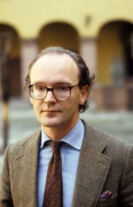 Martin Mosebach (Autor) 10 85 hör Martin Mosebach auf der Buchmesse 1985 in Frankfurt Main Deutschland deutsch Deutscher Mann Schriftsteller Literatur Roman Jurist Film-Drehbuch Theaterstück Theater Hörspiel Reportage Erzählung Feuilleton Messe Ausstellung Präsentation Werke Bücher Buch Halbglatze kurzhaarig dunkelhaarig Brille Brillenträger Anzug Krawatte Hemd Sakko Jackett Einstecktuch neutral hoch Portrait Außenaufnahme außen draußen