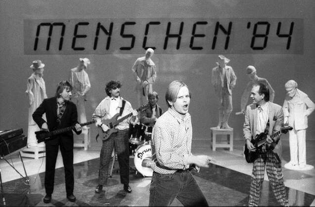 Herbert Grönemeyer (Sänger, Musiker) 01 85 rag Herbert Grönemeyer am 5.Januar 1985 in von Menschen 84 (ZDF) Deutschland deutsch Deutscher Mann Schauspieler Schauspiel Gesang Musik Rockmusik Popmusik Komponist TV Fernsehen Sendung live Auftritt Bühne Begleitband Deko Kulisse Fernsehstudio german singer musician actor quer halb stehend singend gestikulierend sw