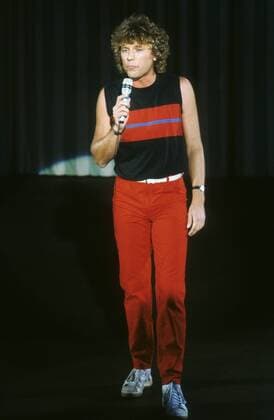 Bernhard Brink (Sänger) 09 83 vZ Bernhard Brink bei Schlager, Hits und Gespräche im September 1983 Deutschland deutsch Deutscher Mann Musik Musiker Schlagersänger Schlager Gesang Moderator Moderation german presenter singer blond kurzhaarig lockig leger Mikrofon haltend hoch ganz stehend singend freistellbar