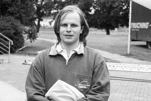 Herbert Grönemeyer (Sänger) 06 86 vZ Herbert Grönemeyer im Juni 1986 in Höxter Deutschland deutsch Deutscher Mann Gesang Musiker Musik Schauspieler Schauspiel Film TV Fernsehen blond langhaarig mittellange Haare leger Sweatshirt lächelnd Lächeln draußen Außenaufnahme Querformat quer halb Portrait sw