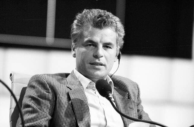 Michele Placido (Schauspieler) 11 86 ru Michele Placido in Wetten, dass...? im November 1986 in Linz Mann Italien italienisch Italiener Film TV Fernsehen Kino Theater Bühne Regisseur Regie Produzent Filmproduzent Filmregie Schauspiel dunkelhaarig kurzhaarig seriös Hemd Jackett kariert Mikrofon sprechen sprechend neutral Fernsehstudio Studio TV-Show Show Querformat quer Portrait halb sw
