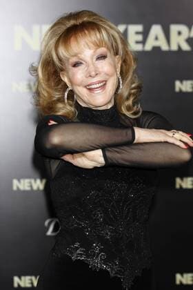 Weltpremiere von New Year s Eve Happy New Year im Grauman s Chinese Theatre, Hollywood, Kalifornien Barbara Eden