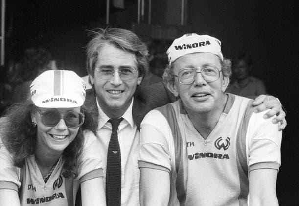 Dieter Thomas Heck (re.) mit seiner Frau Ragnhild und Frank Elstner 09 83 vZ Dieter Thomas Heck (re.) mit seiner Frau Ragnhild und Frank Elstner im September 1983 während der IFA in Berlin Deutschland deutsch Deutscher Mann Männer Frau Ehefrau TV Fernsehen Ausstellung Moderation Moderator Moderatoren Fahrradkleidung Sportkleidung Fahrradsport Sport Fahrrad leger sportlich Winora Mütze Kappe Shirt Sonnenbrille Freizeit Krawatte Hemd Jackett seriös quer halb stehend lächelnd sw Berliner Internationale Funkausstellung