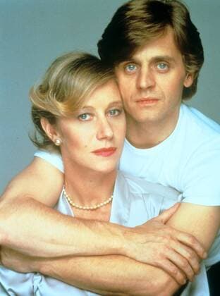 Helen Mirren mit Mikhail Baryschnikow 02 86 teu Schauspielerin Helen Mirren mit Mikhail Baryschnikow (Ballett-Tänzer, Schauspieler) White Nights Nacht der Entscheidung England Engländerin englisch Britin britisch Russland Russe russisch Frau Mann Schauspiel Tänzer Film TV Fernsehen Kino british actress russian actor dancer leger umarmend hintereinander Arme um Oberkörper gelegt hoch halb neutral ernst
