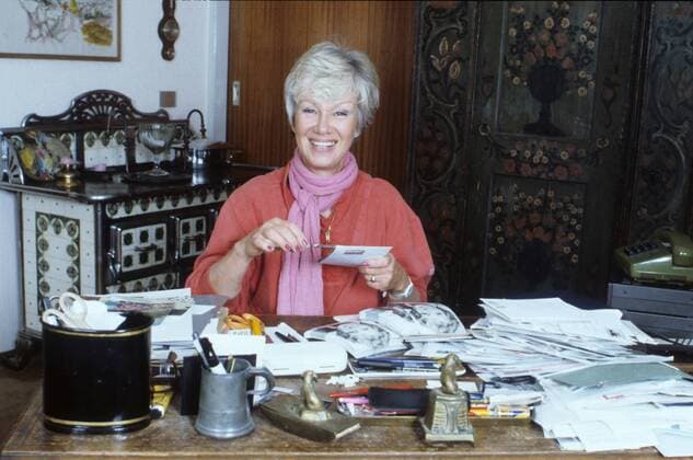 Maria Sebaldt 11 86 - Schauspiel TV Fernsehen Frau blond kurzhaarig leger Tuch quer ganz sitzend Schreibtisch autogrammgebend lächelnd