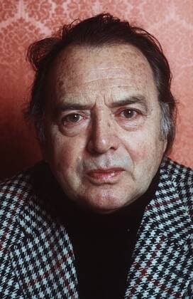 Will Quadflieg (Schauspieler) 04 86 rag Mann Theater Film Fernsehen Schauspiel Serie dunkelhaarig leger Jackett kariert Pullover schwarz Rollkragen Wand orange Portrait hoch Halbglatze nachdenklich sitzend ernst prüfend eindringlich