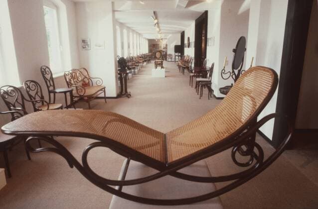 Designklassiker von Michael Thonet Firmenmuseum der Firma Gebrüder Thonet GmbH in Frankenberg 08 84 - Unternehmen Thonet Stuhl-Hersteller Stuhlhersteller Herstellung Stühleklassiker Stühle-Klassiker Stuhl Cafehausstuhl Firma im 19. Jahrhundert (1819) gegründet von Tischlermeister Michael Thonet (1796 - 1871) in Boppard am Rhein 1849 Verlegung verlegt nach Wien Gründung der Gebrüder Thonet OHG im selben Jahr Erfindung der Bugholztechnik Bugholz-Technik Revolution in der Möbelherstellung Buchenholz Buche Holz wird unter Dampfeinsatz gebogen Dampf Wasserdampf Biegetechnik biegen gebogenes Holz ermöglichte neue Formen Form gebogene Rückenlehnen Rückenlehne Lehne Lehnen von Wien aus Werksgründung in Frankenberg Eder (Nordhessen) nach dem Krieg getrennte Wege der Werke in Deutschland und Österreich Georg Thonet = Ururenkel von Firmengründer Michael Thonet Ur-Ur-Enkel deutsche Gebrüder Thonet GmbH wird heute geleite