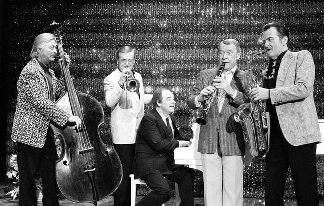 James Last, Hazy Osterwald, Paul Kuhn, Hugo Strasser, Max Greger (v.li.) 03 86 wie James Last, Hazy Osterwald, Paul Kuhn, Hugo Strasser und Max Greger (v.li.) im März 1986 in Hallo, Max (ZDF) Gesang Swing Jazz Jazzmusik Musik Tanzmusik Schlager Big Band Musiker Instrumente Musikinstrumente Bass Trompete Klarinette Piano Klavier Saxophon Mann Männer deutsch Deutschland stehend sitzend weißhaarig Anzug elegant seriös Querformat quer halb ganz