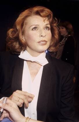 Senta Berger (Schauspielerin) 02 86 - Fernsehen TV Schauspiel Frau Film langhaarig leger Schmuck Ohrring Fliege Blazer Bluse sprechend gestikulierend halb hoch
