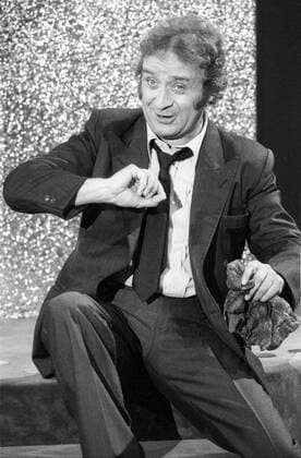Günter Wewel (Sänger, TV-Moderator) 08 84 - Günter Wewel im August 1984 in Glücksspirale 84 Deutschland deutsch Deutscher Mann TV Fernsehen Moderation Volksmusik Musik Operette Oper Bass Schlager German singer verkleidet Rolle betrunken Betrunkener hoch halb sitzend singend gestikulierend sw