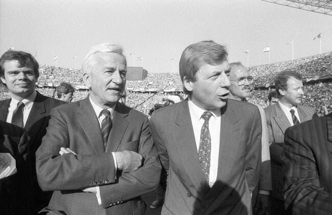 Richard von Weizsäcker (li.) mit Eberhard Diepgen 05 86 - Richard von Weizsäcker (li.) mit Eberhard Diepgen beim DFB Pokalendspiel im Berliner Olympiastadion am 3. Mai 1986 Endspiel Pokal Vereinspokal Berlin Stadion Mann deutsch Deutschland deutscher Politiker CDU Politik Bundespräsident regierender Bürgermeister Männer German politician federal president politicians quer halb stehend sprechend Gespräch Unterhaltung draußen sw