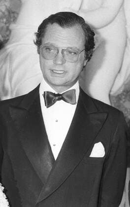 König Carl Gustaf von Schweden 11 84 - König Karl XVI. Gustav am 29.11.1984 während eines Empfangs der NRW-Landesregierung auf Schloß Benrath in Düsseldorf Mann Schwede schwedisch Monarch Adel Deutschlandbesuch Besuch Empfang Staatsbesuch swedish King hoch halb stehend neutral lächelnd sw
