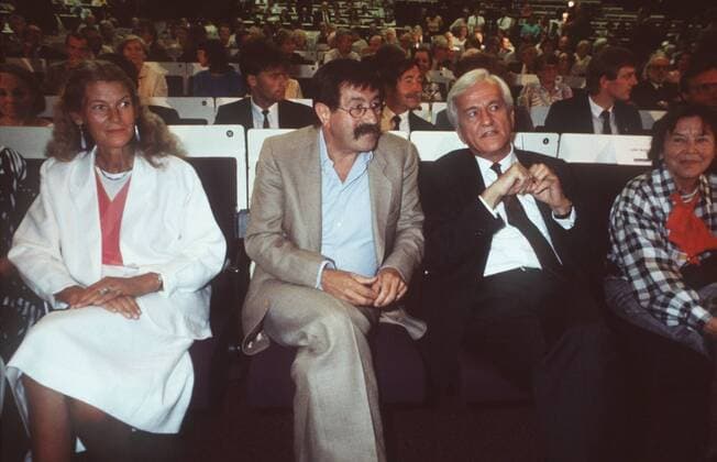 Richard von Weizsäcker (re.) mit Günter Grass und dessen Ehefrau Ute (li.) 06 86 - Bundespräsident CDU-Politiker CDU Partei Bundestag Politik sitzend aufstützend Gespräch halb quer