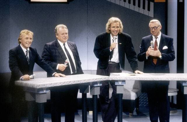 Künstler für Kinder : (v.l.) Claus Theo Gärtner, Günter Strack, Thomas Gottschalk, Horst Tappert 10 86 rag Mann Männer TV Fernsehen Film Schauspiel Schauspieler Derrick Krimi Krimi-Reihe Serie Kriminalfilm Moderation Moderator grauhaarig kurzhaarig Toupet Halbglatze Brille seriös Anzug Jackett Hemd Krawatte ganz quer stehend lächelnd Mikrofon haltend Podium Mimik Grimasse