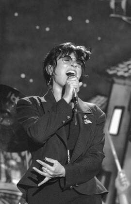 Guesch Patti (Sängerin) 11 87 - Guesch Patti im November 1987 im WWF-Club (ARD) TV Fernsehen Musiksendung Auftritt Konzert Bühne Frau Gesang Musik Musikerin Sängerin Popmusik Pop Frankreich Französin französisch französische Schauspiel Schauspielerin french actress singer hoch halb stehend singend gestikulierend sw