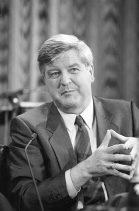 Prof. Hans Maier (Politiker) 11 86 - Prof. Hans Maier im November 1986 Mann Deutschland deutsch Deutscher Politik CSU Politikwissenschaft Politikwissenschaftler Wissenschaftler Bayern bayrischer German historian scientist hoch Portrait neutral halb gestikulierend sw