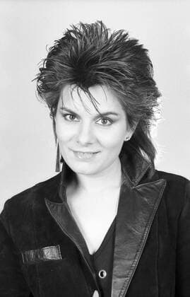 Marianne Rosenberg (Sängerin) 06 84 her Marianne Rosenberg am 15. Juni 1986 Deutschland deutsch Deutsche Frau Musik Gesang Schlager Schlagermusik Sängerin Schlagersängerin dunkelhaarig kurzhaarig Schmuck Ohrringe Jacke Jeansjacke Kragen lächelnd hoch Portrait lächelnd sw exklusiv