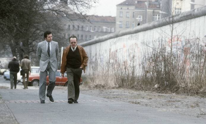 Conrad Schumann (li.) mit Peter Leibing 03 86 ru Ex-DDR-Volkspolizist Conrad Schumann (li.) mit dem Hamburger Fotografen Peter Leibing im März 1986 an der Berliner Mauer Deutschland Einheit deutsche DDR Deutsche Demokratische Republik Hauptstadt geteilt geteilte Stadt Ostberlin Berlin Ost Sozialismus VoPo Mauerflüchtling Flüchtling Flucht Soldat Polizist ehemalig ehemaliger geflüchtet Foto historisch historisches Kalter Krieg german former gdr policeman photographer wall germany quer ganz gehend exklusiv exklusiver Fototermin