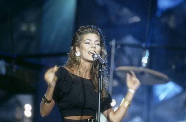 Sandra (Sängerin) 09 87 ru Sandra im September 1987 während der IFA Internationale Funkausstellung in Berlin Deutschland deutsch Deutsche Frau Gesang Musik Pop Popsängerin Maria Magdalena Cretu Bühne Auftritt live german female singer quer gestikulierend halb stehend singend Ohrringe Ohrring