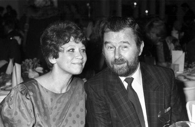 Lotti Krekel und Ernst H. Hilbich 12 86 rag Lotti Krekel mit ihrem Ehemann Ernst Herbert Hilbich bei der Verleihung des Telestar im Dezember 1986 Fernsehpreis Gala Feier Medienpreis Deutschland deutsch Deutsche Frau Schauspiel Deutscher Mann Schauspieler Schauspielerin Film TV Fernsehen festlich elegant sitzend Tisch Bart Vollbart bärtig quer halb Portrait neutral lächelnd sw
