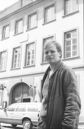 Herbert Grönemeyer (Sänger, Schauspieler) 04 83 stroe Herbert Grönemeyer am 28. April 1983 vor dem Robert-Schumann-Haus in Düsseldorf anlässlich eines Pressetermins zum Film Frühlingssinfonie Deutschland deutsch Deutscher Mann Sänger Gesang Musiker Komponist Schauspieler Schauspiel Robert Schumann Schumannhaus german actor singer musician hoch halb neutral draußen stehend sw