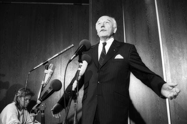 Walter Scheel (Politiker) 09 86 hör Walter Scheel bei der Präsentation seines Buches Wen schmerzt noch Deutschlands Teilung? im September 1986 Deutschland deutsch Deutscher Mann Politik FDP F.D.P. german politician quer halb stehend sprechend gestikulierend sw