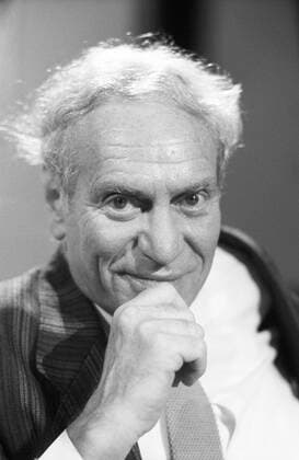 Hans-Peter Minetti (Schauspieler) 08 87 ru Hans-Peter Minetti im August 1987 in der Talkshow Atelier 4 Deutschland deutsch Deutscher Mann Schauspiel Film TV Theater Fernsehen DDR grauhaarig weißhaarig kurzhaarig seriös Jackett Krawatte Hochformat hoch Portrait lächelnd Hand Gesicht aufgestützt sw