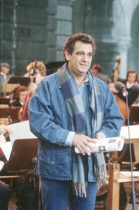 Placido Domingo 05 87 rag Musik Gesang Oper Mann dunkelhaarig leger Jeansjacke Jeans Schal hoch halb stehend Mikrophon Bühne Zeitschrift haltend lächelnd