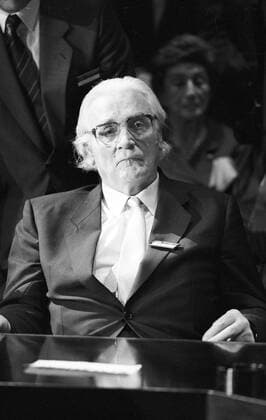 Konrad Zuse (Erfinder, Wissenschaftler) 06 87 schaer im Juni 1987 bei der Verleihung des Philipp-Morris-Forschungspreis Erfinder des Computers Wissenschaftler Wissenschaften Wissenschaft Informatiker Informatik Informatikwissenschaftler Informatikwissenschaft Personal Computer PC Computerwissenschaftler Computerwissenschaften Computertechnologie Technologie Computertechnologien Informationstechnologie grauhaarig weißhaarig Brille seriös Jackett Krawatte Hemd halb hoch sitzend gestorben am 18.12.1995 in Hünfeld bei Fulda