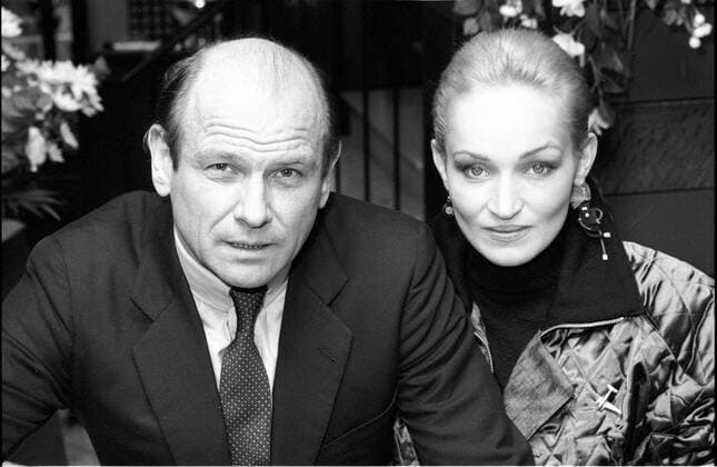 Klaus Löwitsch und Angelika Bartsch in Peter Strohm (ARD) 10 87 hör Klaus Löwitsch und Angelika Bartsch im Oktober 1987 in Peter Strohm (ARD) TV-Produktion Fernsehen Serie Fernsehserie Fernsehreihe Reihe Deutschland deutsch Deutscher Deutsche Frau Mann Schauspieler Schauspiel Schauspielerin Film TV Fernsehen Halbglatze langhaarig blond streng Pferdeschwanz Querformat quer halb Portrait sw