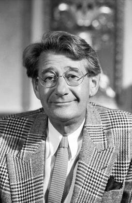 Helmut Newton (Fotograf) 06 87 ru Helmut Newton im Juni 1987 in der Talkshow live (ZDF) Deutschland deutsch Deutscher Fotograf Fotokünstler Künstler Kunst Fotografie grauhaarig dunkelhaarig kurzhaarig seriös Brille Sakko Jackett Hemd Krawatte hoch Portrait lächelnd sw Neustädter