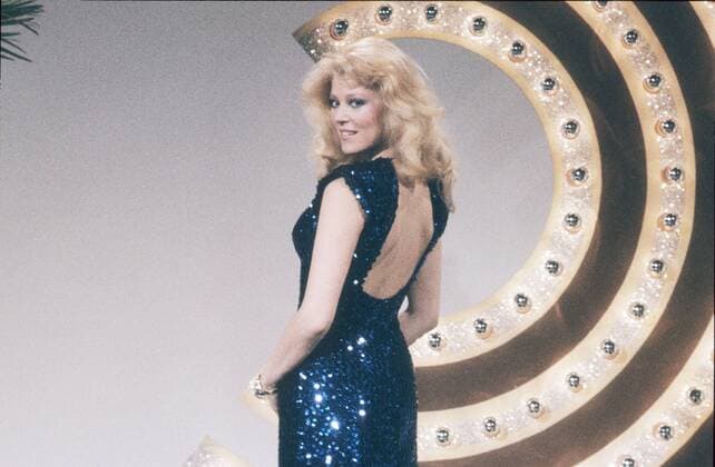 Audrey Landers (Sängerin, Schauspielerin) 04 84 köh Audrey Landers im April 1984 USA US amerikanisch amerikanischer Frau Musik Schlager Gesang TV Fernsehen Schauspiel Pop Film Kino Serie Schlagersängerin american actress singer female quer halb stehend verführerisch Kleid rückenfrei lächelnd