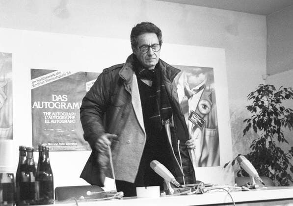 Peter Lilienthal (Regisseur) 02 84 köh Peter Lilienthal im Februar 1984 während der 34. Internationalen Filmfestspiele in Berlin Internationale Filmfestival Deutschland deutsch Deutscher Mann Regie Film german director quer halb stehend gestikulierend sw