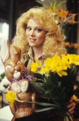 Audrey Landers (Sängerin, Schauspielerin) 04 84 teu Audrey Landers im April 1984 USA US amerikanisch amerikanischer Frau Musik Schlager Gesang TV Fernsehen Schauspiel Pop Film Kino Serie Schlagersängerin american actress singer female hoch Portrait lächelnd Blumen Strauß Blume haltend Schokohase Schokoladenhase Osterhase Hase Schokolade