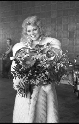 Audrey Landers (Sängerin, Schauspielerin) 11 83 vZ Audrey Landers ca. November 1987 USA US amerikanisch amerikanischer Frau Musik Schlager Gesang TV Fernsehen Schauspiel Pop Film Kino Serie Schlagersängerin american actress singer female hoch halb stehend lächelnd Blumen Blumenstrauß Pelz Pelzmantel sw