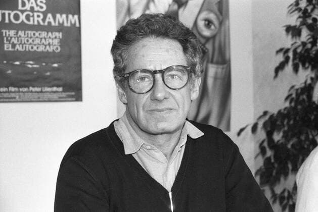Peter Lilienthal (Regisseur) 02 84 köh Peter Lilienthal im Februar 1984 während der 34. Internationalen Filmfestspiele in Berlin Internationale Filmfestival Deutschland deutsch Deutscher Mann Regie Film german director quer Portrait neutral sw