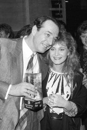 Ralph Siegel mit Nicole 03 87 rag Ralph Siegel mit Nicole bei der Grand Prix Vorausscheidung in Nürnberg im März 1987 Vorausscheid Vorentscheid Eurovision Song Contest Deutschland deutsch Deutscher Mann Musik Musikproduzent Produzent Komponist Deutsche Sängerin Schlager Schlagersängerin Frau german music producer composer writer female singer hoch halb stehend lächelnd sw
