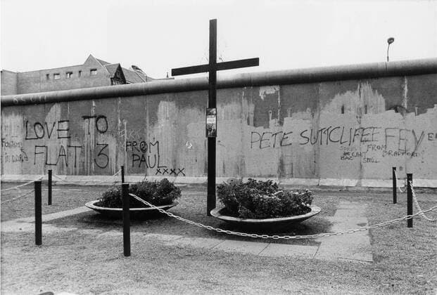 Feature Symbol: Berliner Mauer, Peter-Fechter-Gedächtnisstätte 05 83 vZ Peter-Fechter-Gedächtnisstätte an der Berliner Mauer im Mai 1983 Deutschland Einheit deutsche DDR Deutsche Demokratische Republik Bundesrepublik Deutschland BRD Hauptstadt geteilte Stadt Ostberlin Westberlin West Ost Grenze Grenzübergang Öffnung Mauer Berlin Gedenken Gedenkstätte Gedächtnis Kreuze Kreuz Tote Mauertote getötet ermordet Ermordete Peter Fechter erschossen Opfer Diktatur Mauerflüchtling Republikflucht Republikflüchtling geflüchtet wall border gdr germany capital city reunification draußen quer sw