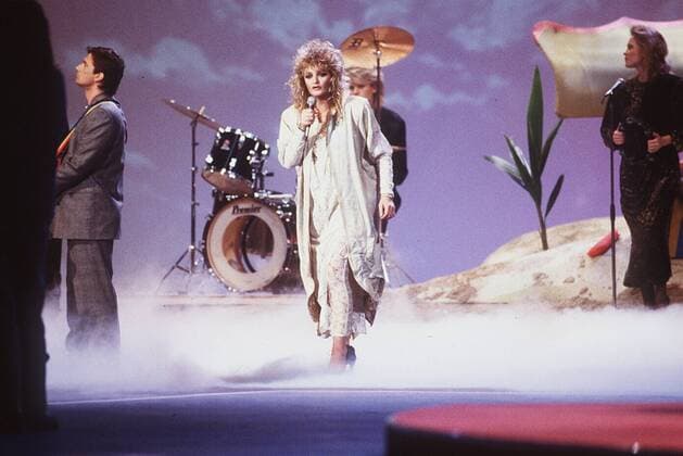 Bonnie Tyler 10 87 ru Frau Musik Pop England Gesang blond quer ganz stehend Bühne Mikrophon singend