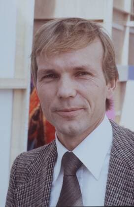 Hans-Wilhelm Schlegel 08 87 hör ru Wissenschaft Physik Mann dunkelhaarig seriös Jackett Krawatte hoch Portrait lächelnd