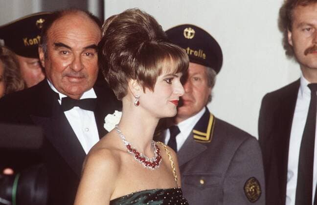 Gräfin Gloria von Thurn und Taxis mit Ehemann Johannes in der Staatskanzlei, München 11 87 rag Gesellschaft Adel Staatsempfang seriös festlich Menschen stehend halb quer