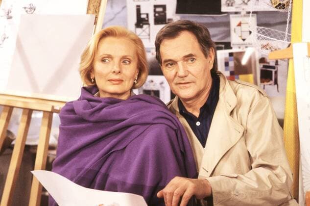Ruth Maria Kubitschek und Harald Leipnitz in: Lea 04 87 rag Fernsehen TV Schauspiel Theater Bühne leger stehend sich unterhaltend sich unterhaltend quer