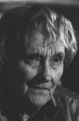 Astrid Lindgren (Schriftstellerin) 11 87 mot Frau Schwedin Schweden Autorin Autor Schriftstellerei Literatur Kinderbuchautorin Kinderbuch Kinderbücher Bücher Buch Klassiker Kinderbuchklassiker Pippi Langstrumpf grauhaarig leger Bluse Jacke sitzend Portrait hoch nachdenklich lächelnd